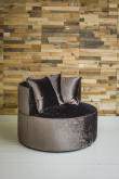 Ronde fluwelen fauteuil met twee kussens