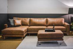 Bruine leren bank met chaise longue in een woonsfeer