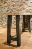 Stahlgestell und Holzplatte im Detail