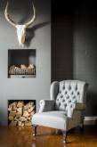 Oorfauteuil voor een rustieke haardwand