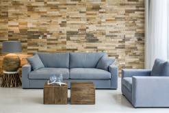 Lichtblauwe tweezitsbank voor een wand van houten latten