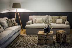 Beige bank in een gezellige lounge