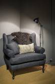 Grijze oorfauteuil met leeslicht