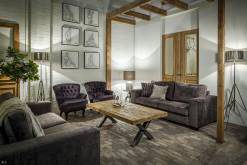 Grå sofagruppe i åbent loft