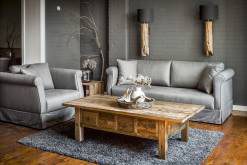 Grijze zithoek met rustieke salontafel
