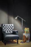 Donkere chesterfieldfauteuil met leeslamp