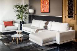 Witte hoekbank in een moderne woonkamer