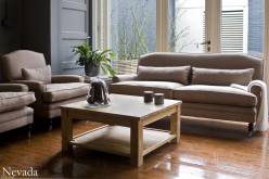 Beige sofagruppe i en lys stue