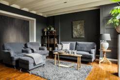 Grijze tweezitsbank in een donker interieur